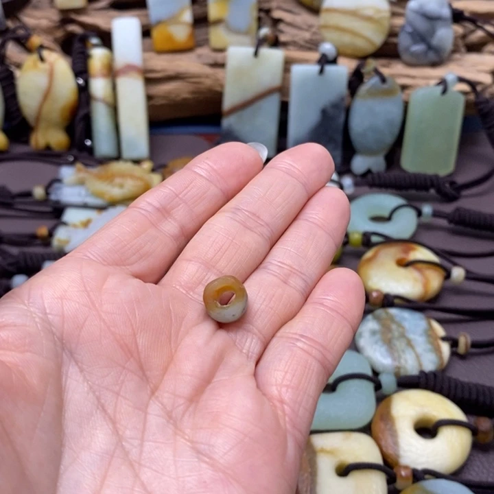 上***定蛇纹石玉未镶嵌颈饰