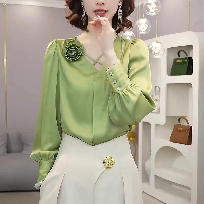 法式绿色V领衬衫女2025秋季新款高级感轻奢减龄洋气醋酸缎面上衣