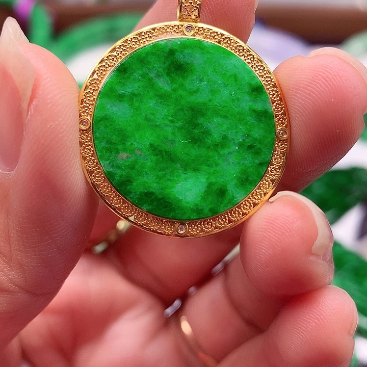 翡翠18K金镶嵌颈饰翡翠