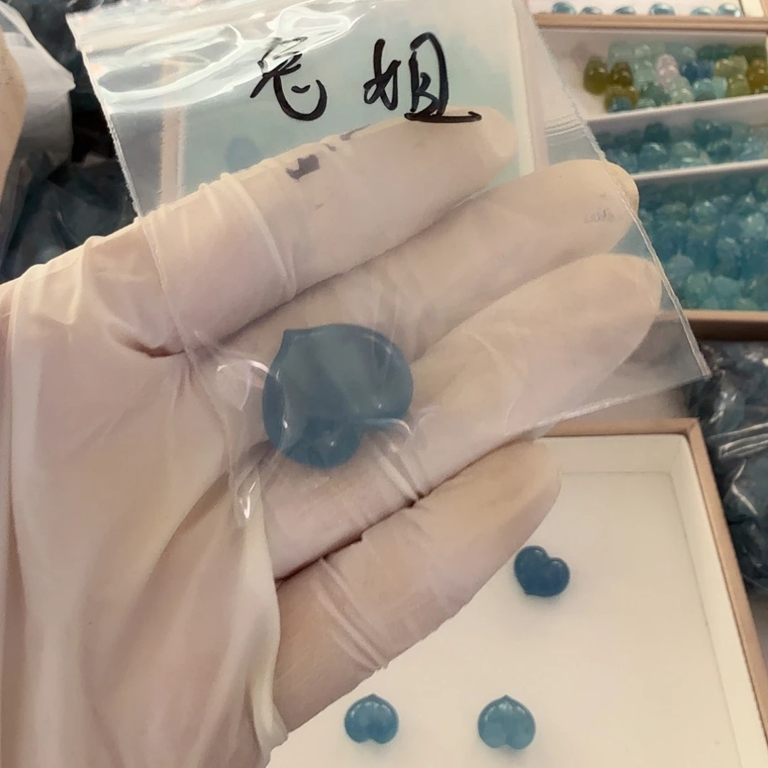 壹****未镶嵌颈饰水晶蓝
