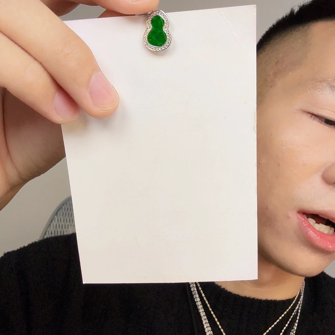 翡翠未镶嵌颈饰一件