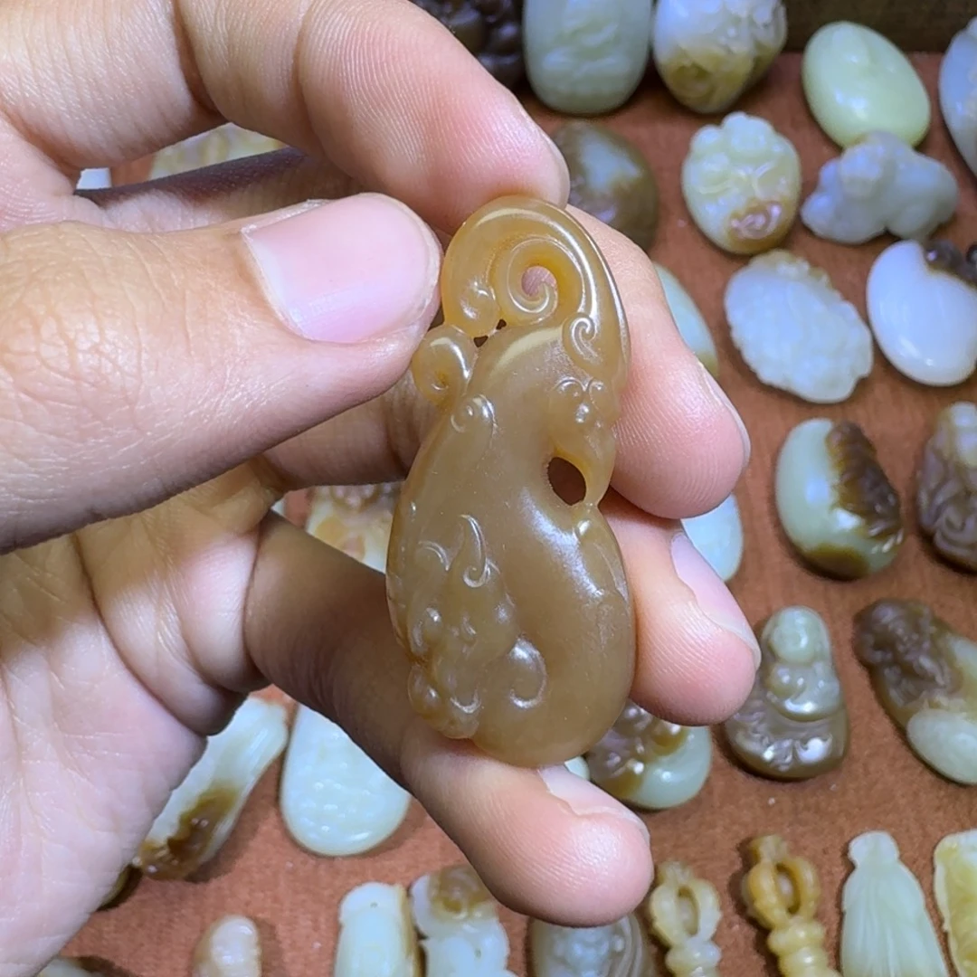 海***空和田玉未镶嵌颈饰