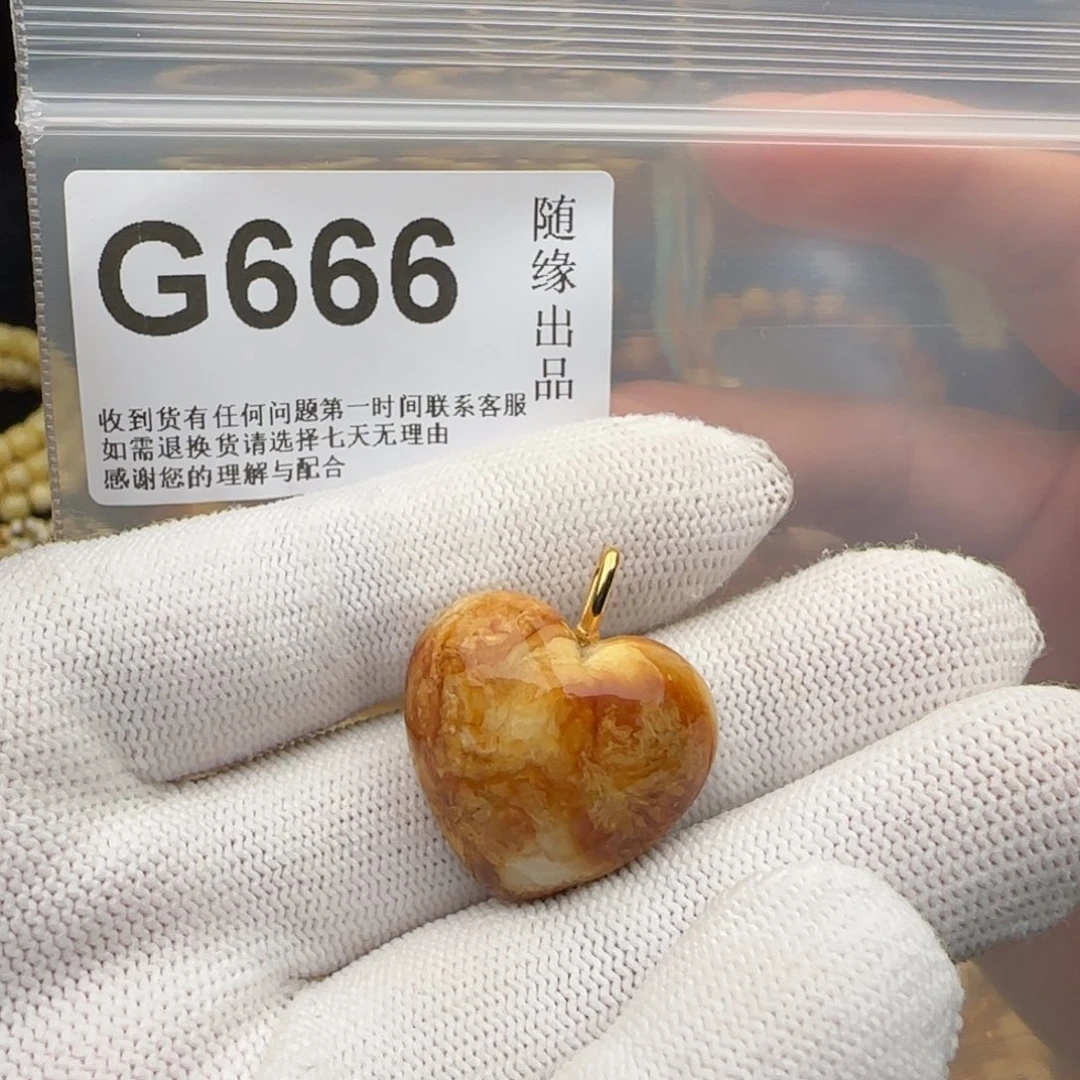 名***坤琥珀未镶嵌裸石屁桃