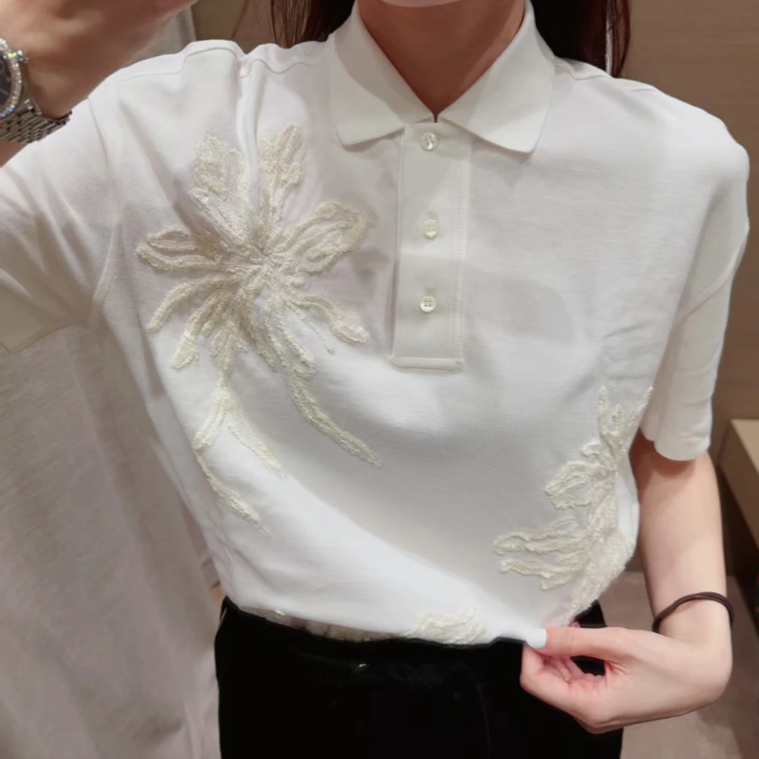 M1179百搭钉片花朵白色翻领短袖T恤 衣长61 款号GG95028
