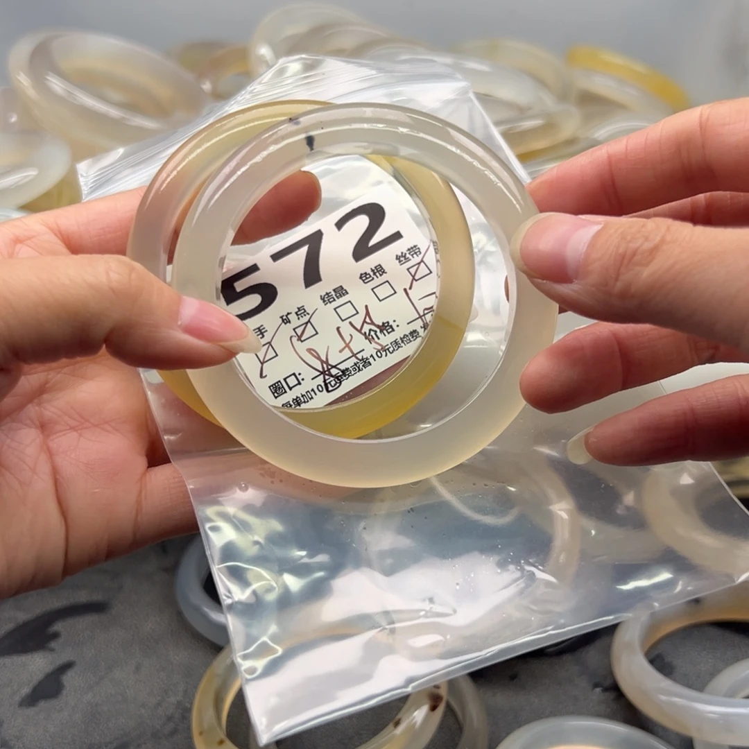 小***吖玛瑙/玉髓未镶嵌手镯572