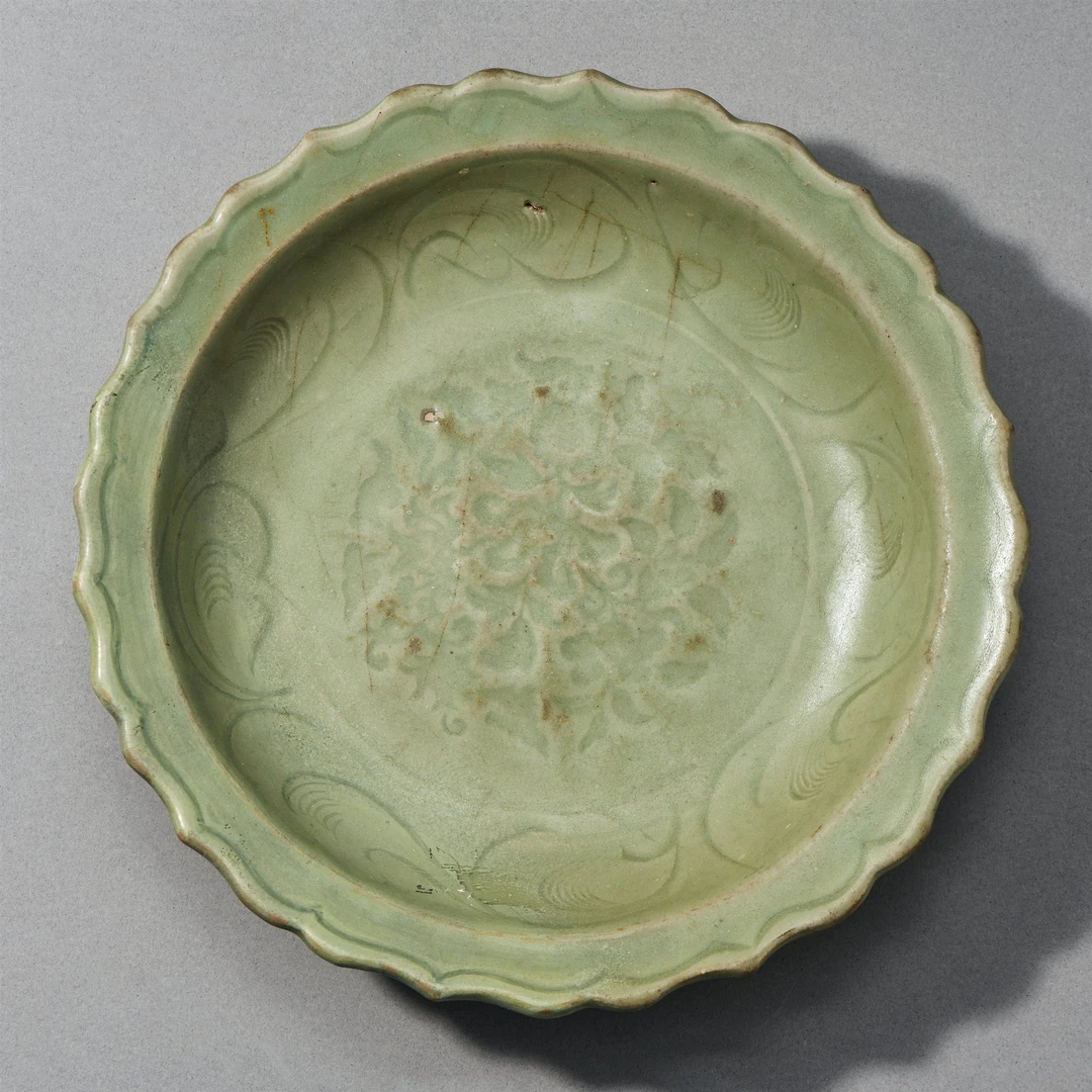 LOT6262 明 龙泉刻莲瓣盘