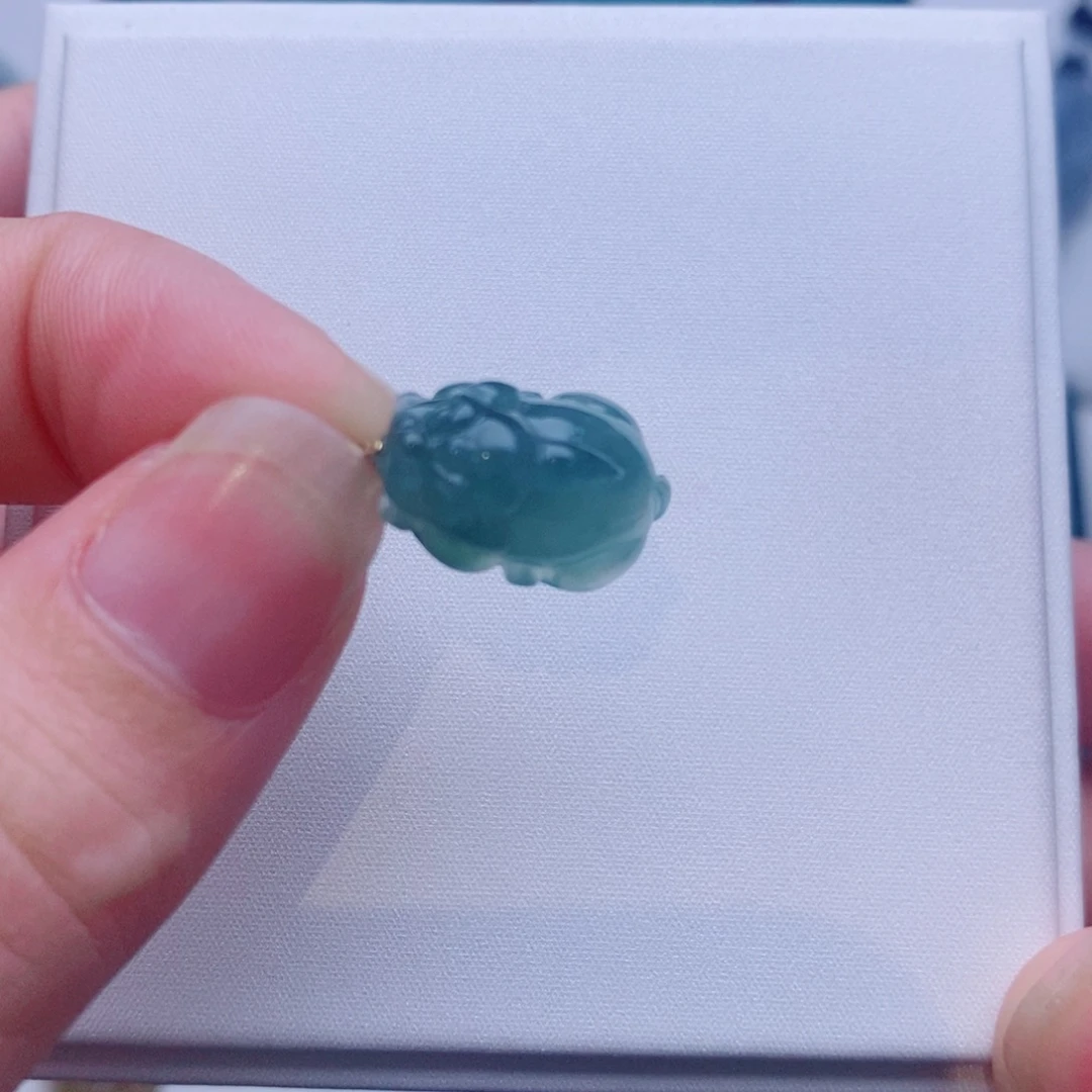 颈饰18K金镶嵌翡翠貔貅