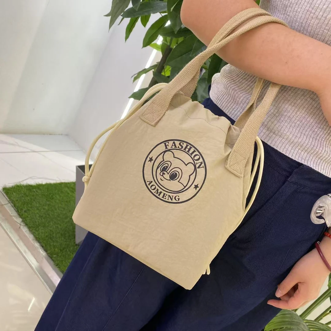 新款时尚上班防泼水束口袋肩包大号简约饭盒包通勤便携妈咪包2508