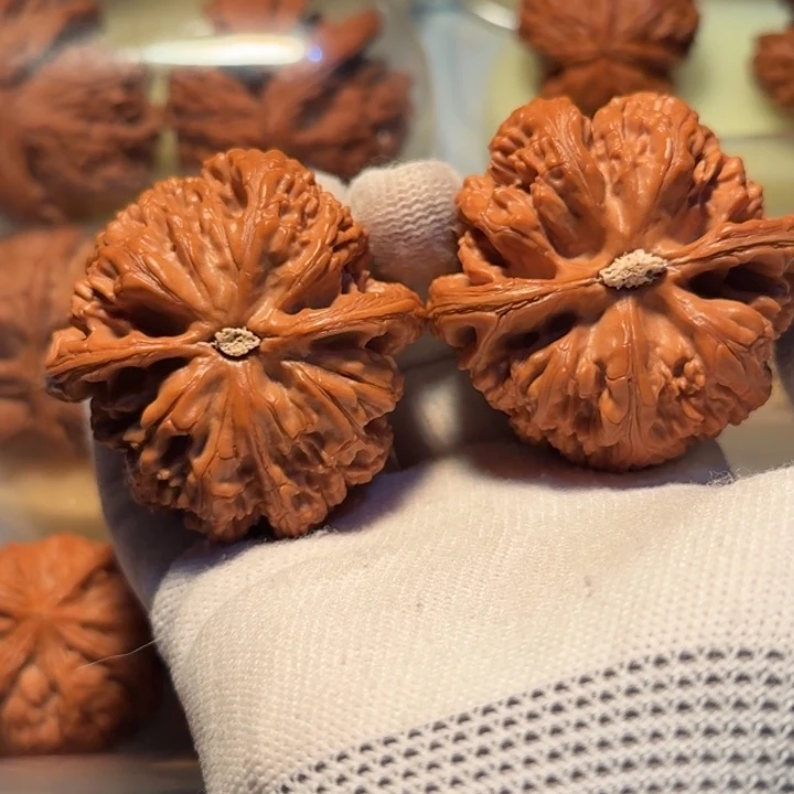 C***丶文玩核桃吊坠52大粗筋