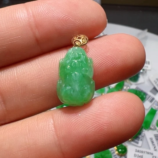 颈饰18K金镶嵌翡翠