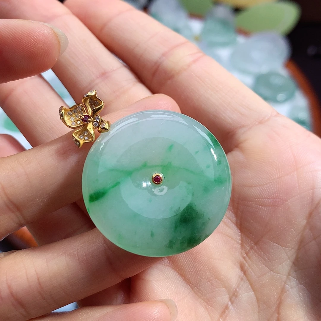 翡翠未镶嵌颈饰平安扣