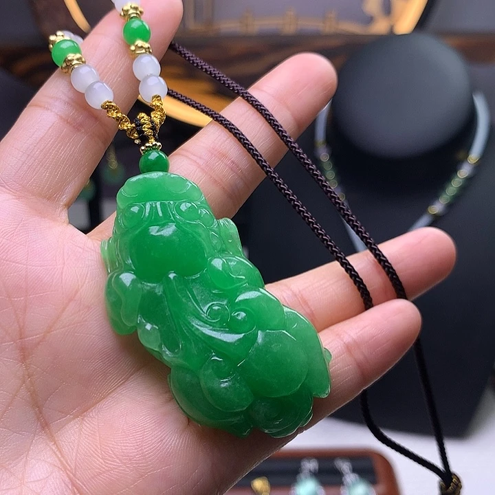 翡翠吊坠(赠链)未镶嵌