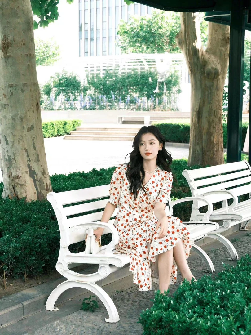 今年流行的漂亮裙子夏季新款独特绝美法式高级感印花掐腰连衣裙女