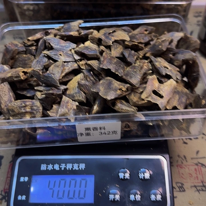 平***2绿奇楠红骨凹身块料400克