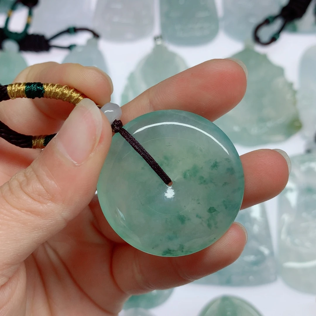 有***李翡翠未镶嵌颈饰平安扣