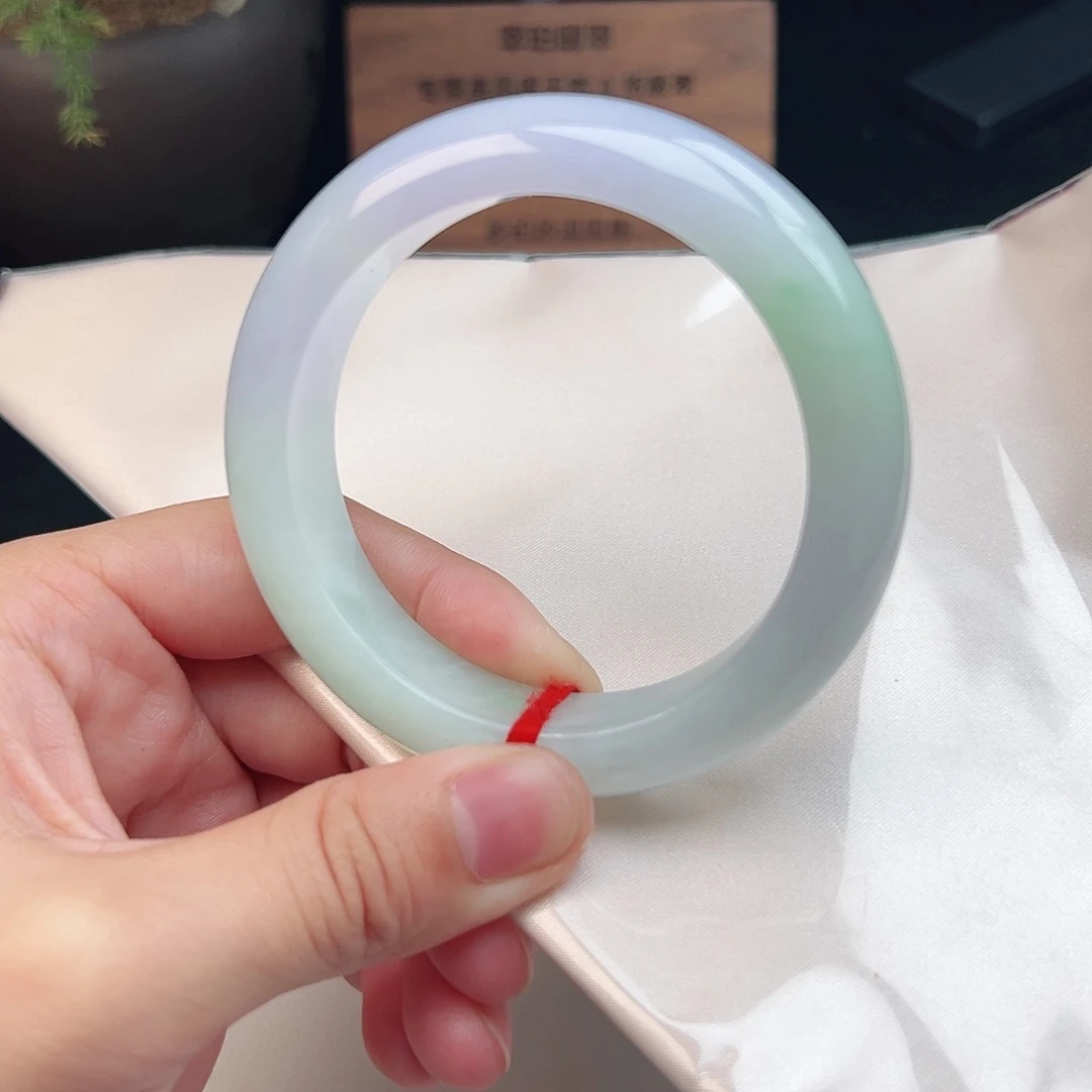 翡翠未镶嵌手镯春带彩