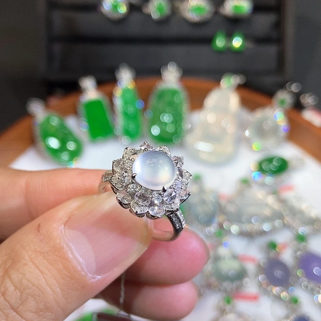 颈饰18K金镶嵌翡翠