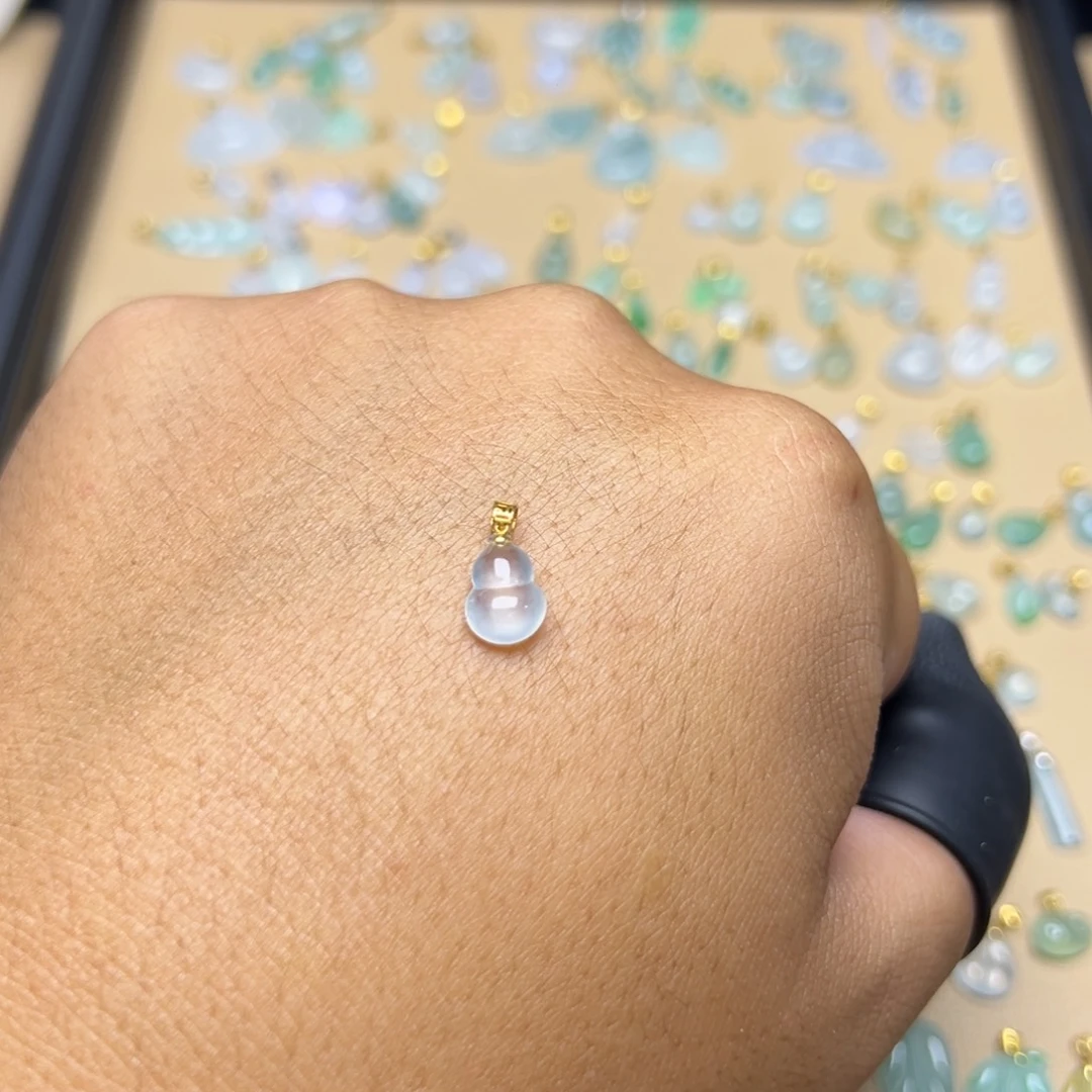 颈饰18K金镶嵌翡翠葫芦