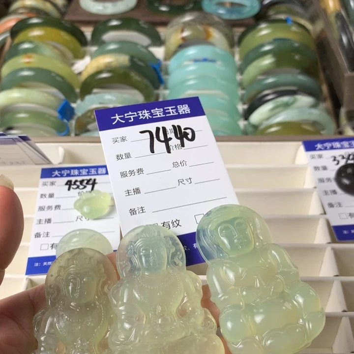 未镶嵌蛇纹石玉颈饰嘴**扬7440