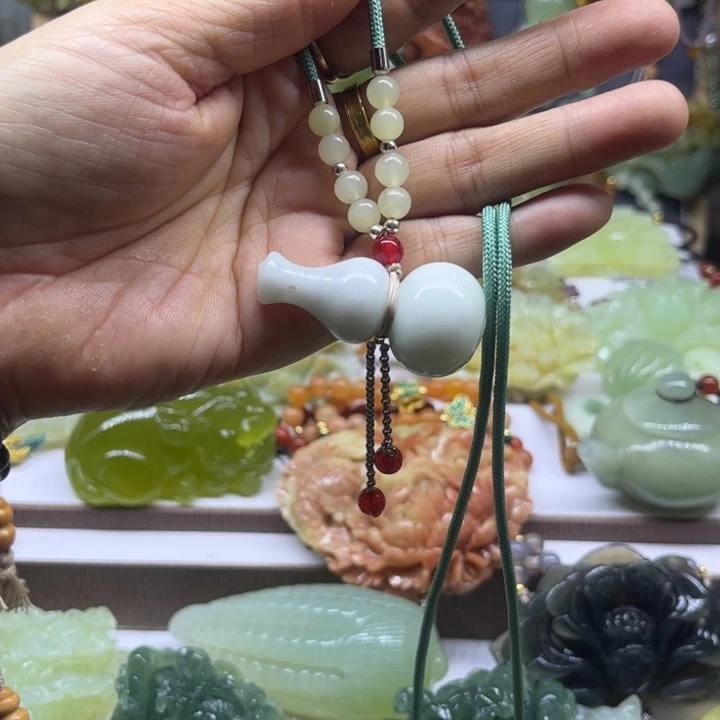 蛇纹石玉未镶嵌颈饰