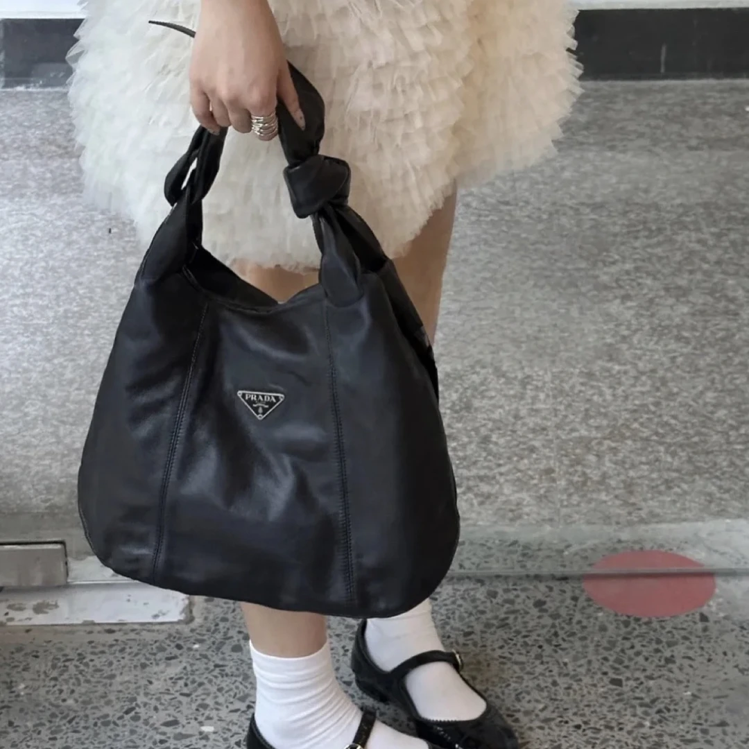 95新 Prada/普拉达 蝴蝶结hobo黑色羊皮单肩包 33803
