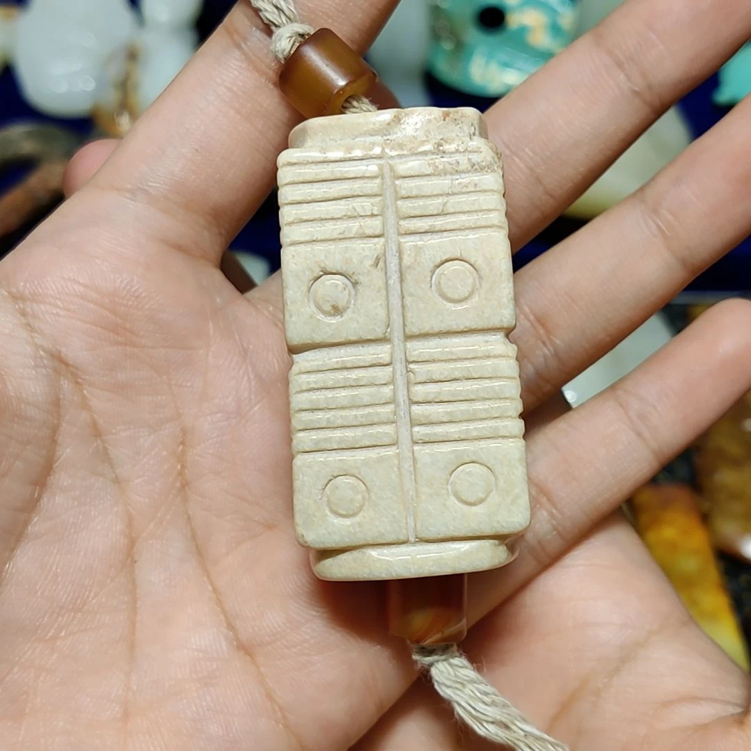 透闪石质玉未镶嵌颈饰