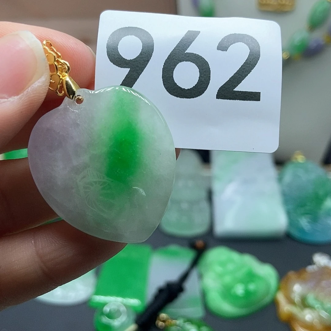 翡翠吊坠(赠链)未镶嵌
