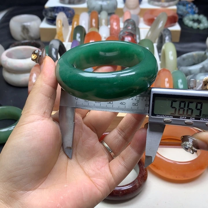 未镶嵌手镯石英质玉