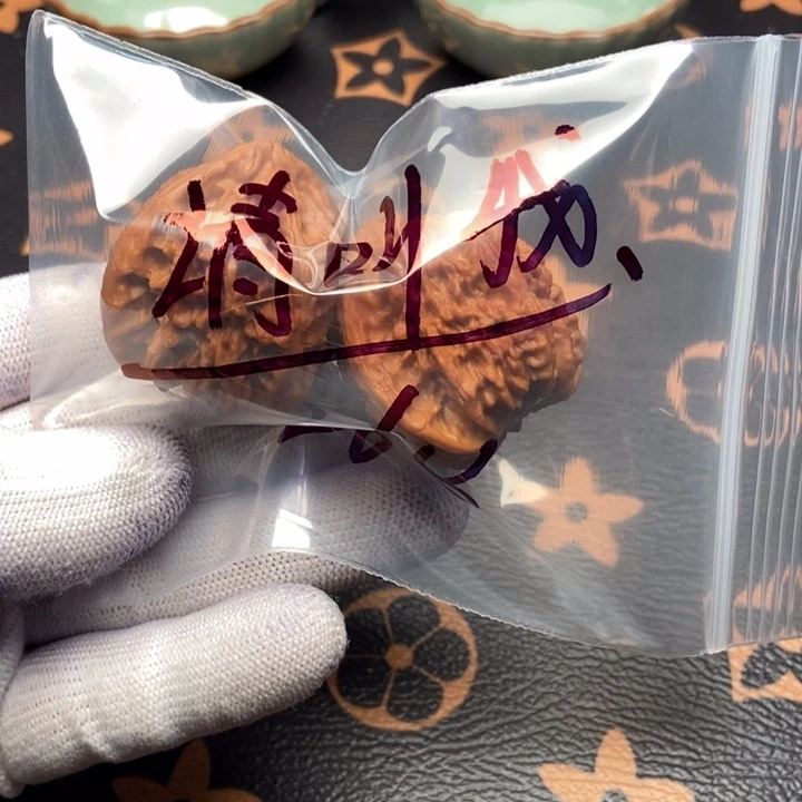 文玩核桃吊坠三角白