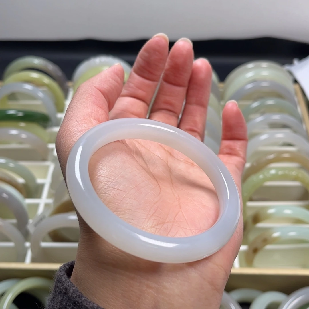 小****和田玉未镶嵌手镯56.5圈