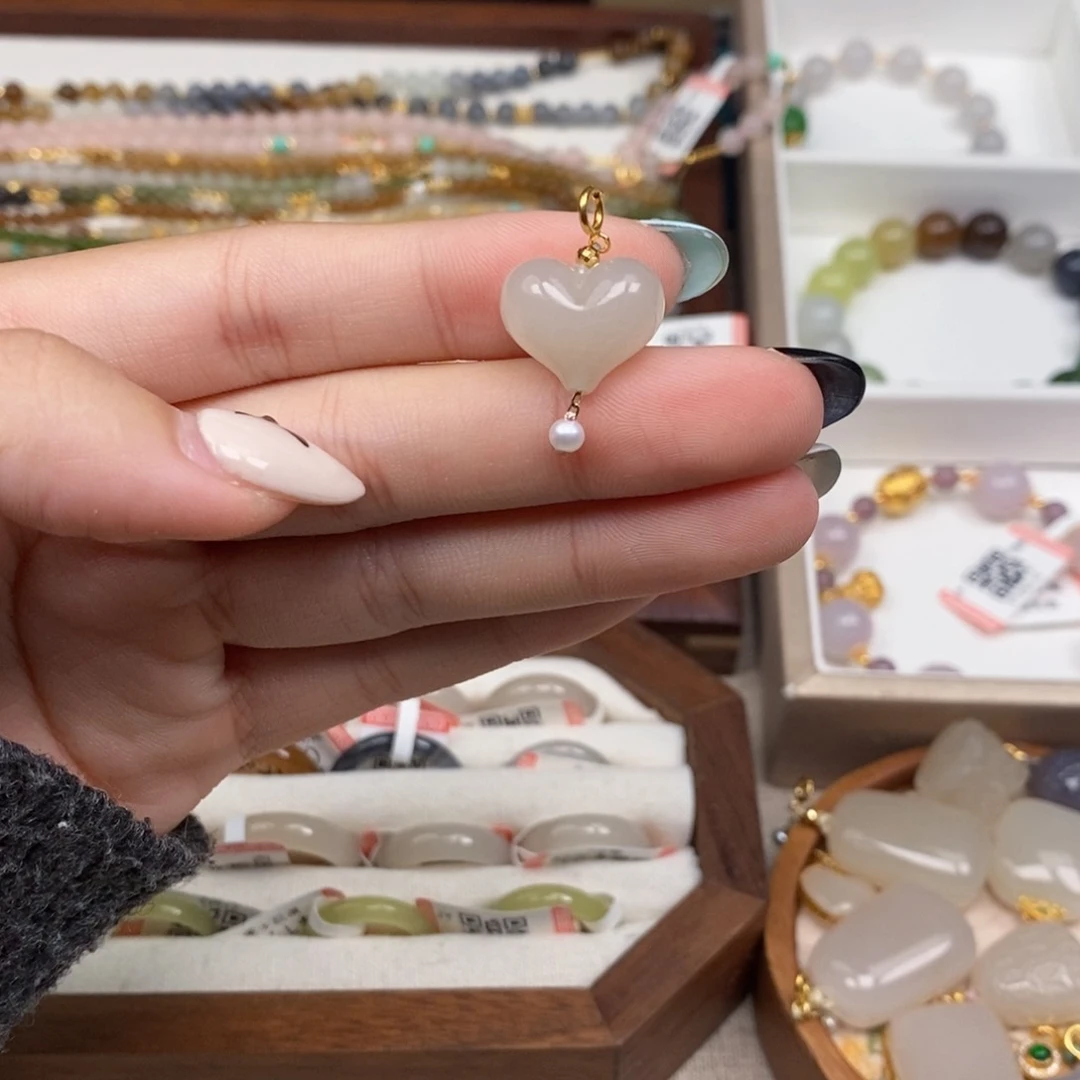 颈饰18K金镶嵌和田玉屁桃