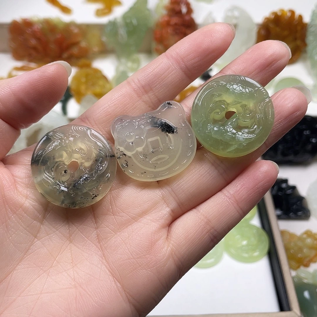 南***惜蛇纹石玉未镶嵌颈饰