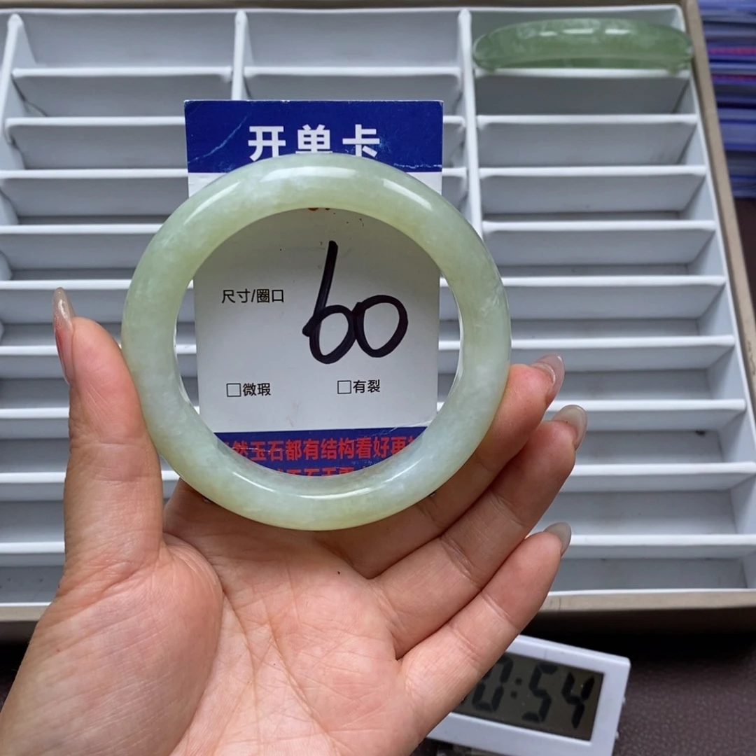 岫玉手镯未镶嵌我