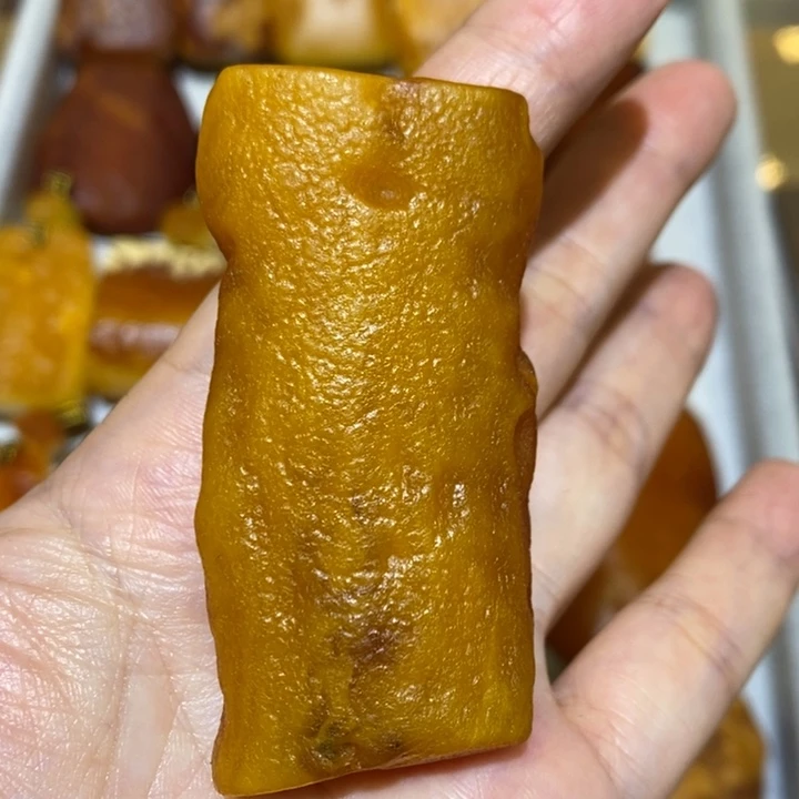 定制琥珀未镶嵌俄料鸡油黄原石牌子
