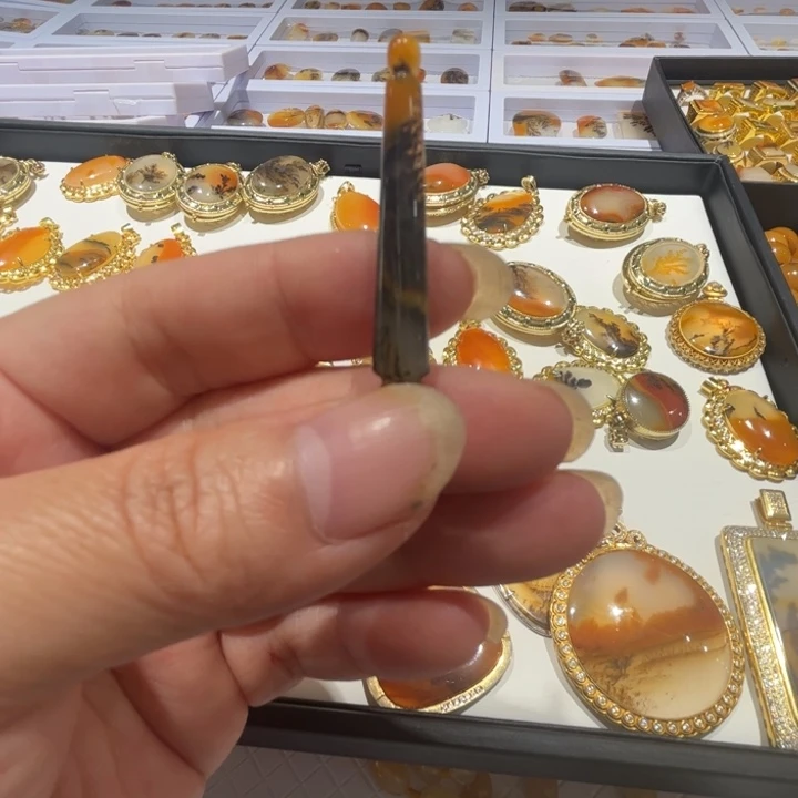 石英质玉（黄龙玉）未镶嵌颈饰