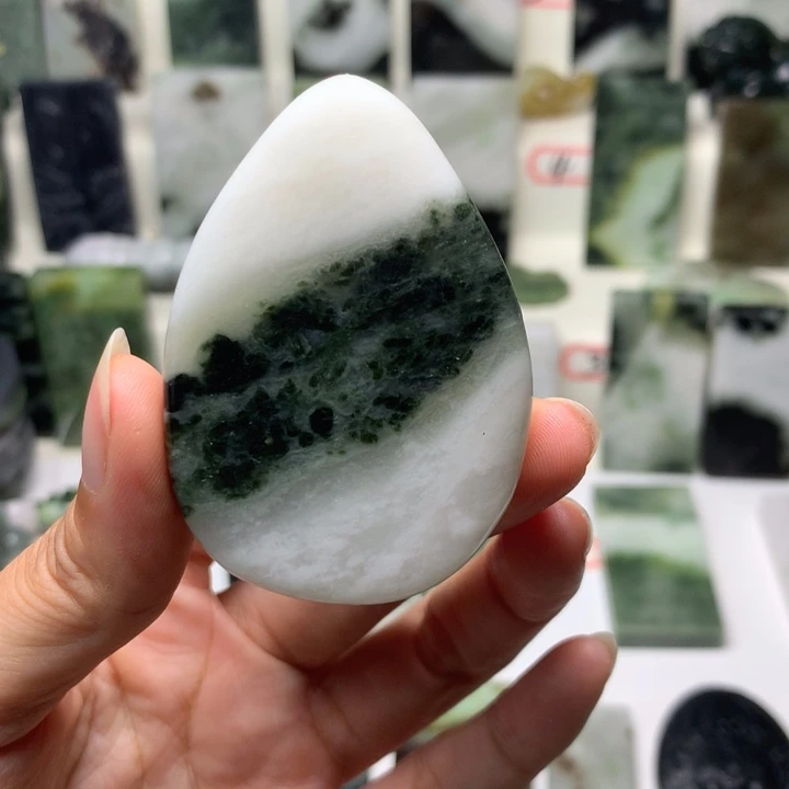独山玉未镶嵌颈饰