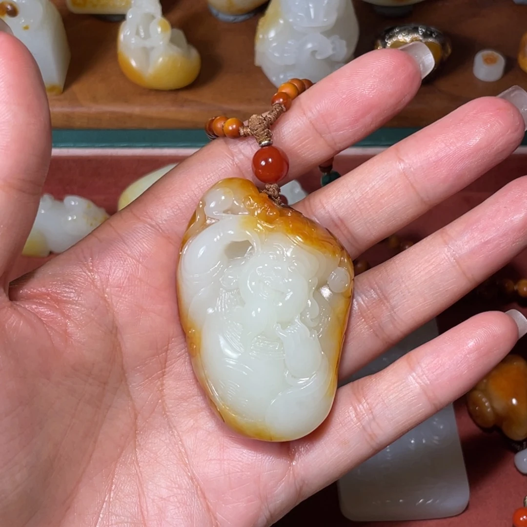 颈饰未镶嵌和田玉（糖玉）