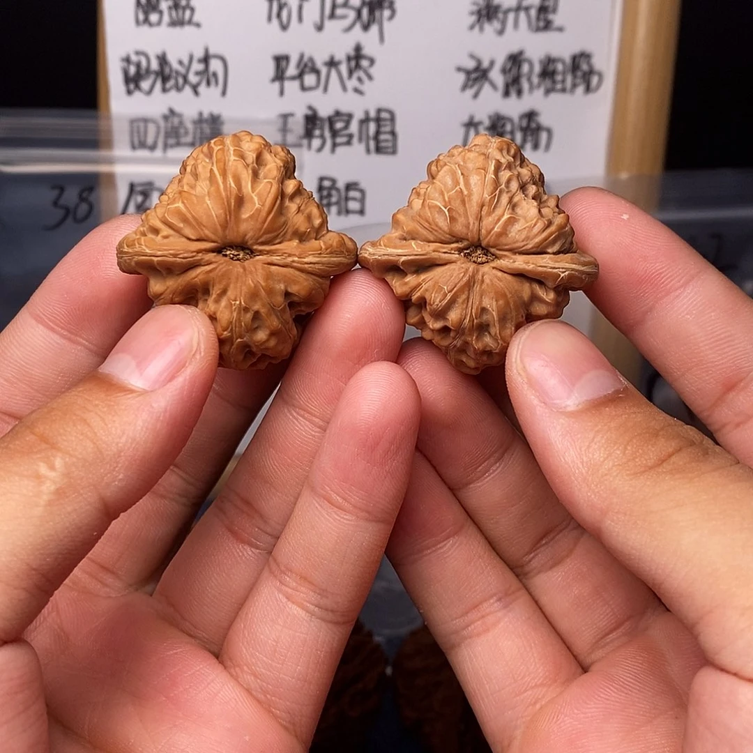 文玩核桃吊坠白蛇谷