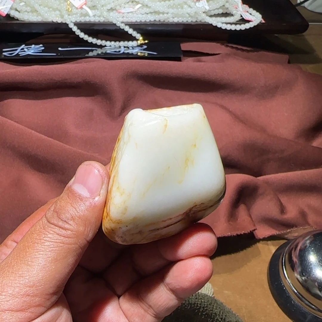 南***树和田玉（墨玉）未镶嵌颈饰