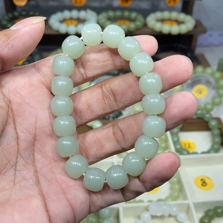 若***。和田玉未镶嵌手串