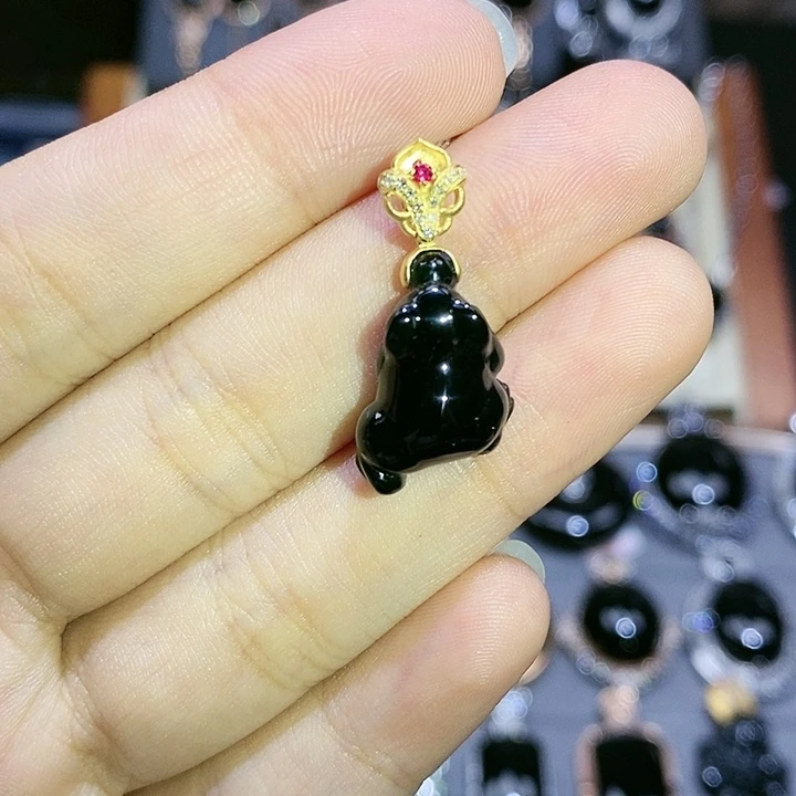 颈饰18K金镶嵌翡翠呱呱来财