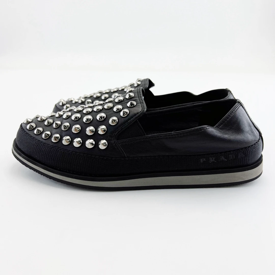 95新 Prada/普拉达 36.5码/黑色铆钉重工全皮休闲鞋/16209260