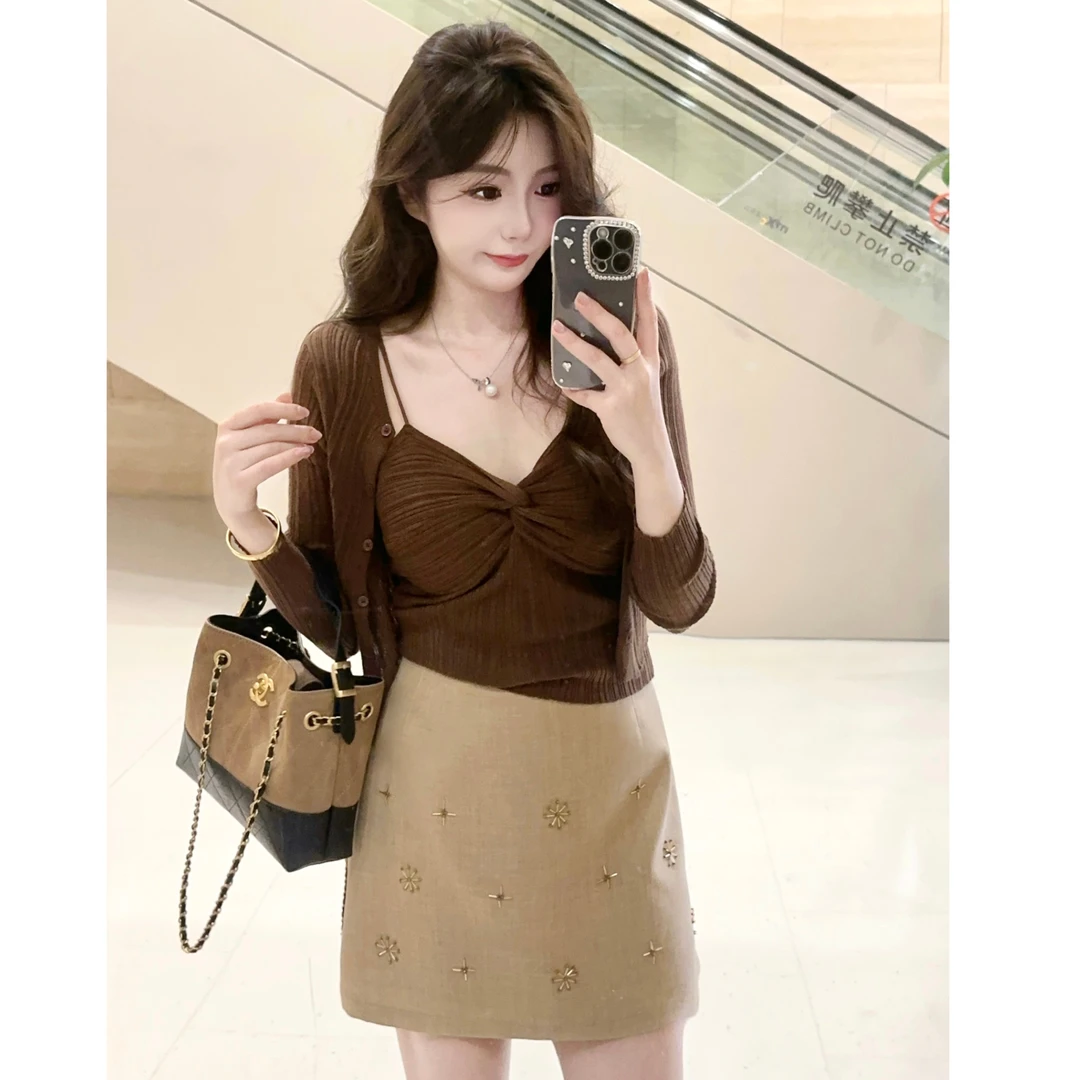 MuMu琥珀流光扭结设计针织吊带+开衫WPWGN00116+卡其色半裙WP9994