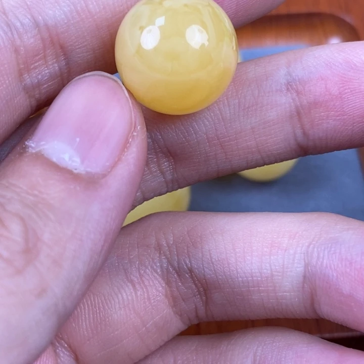 未镶嵌琥珀裸石微瑕44