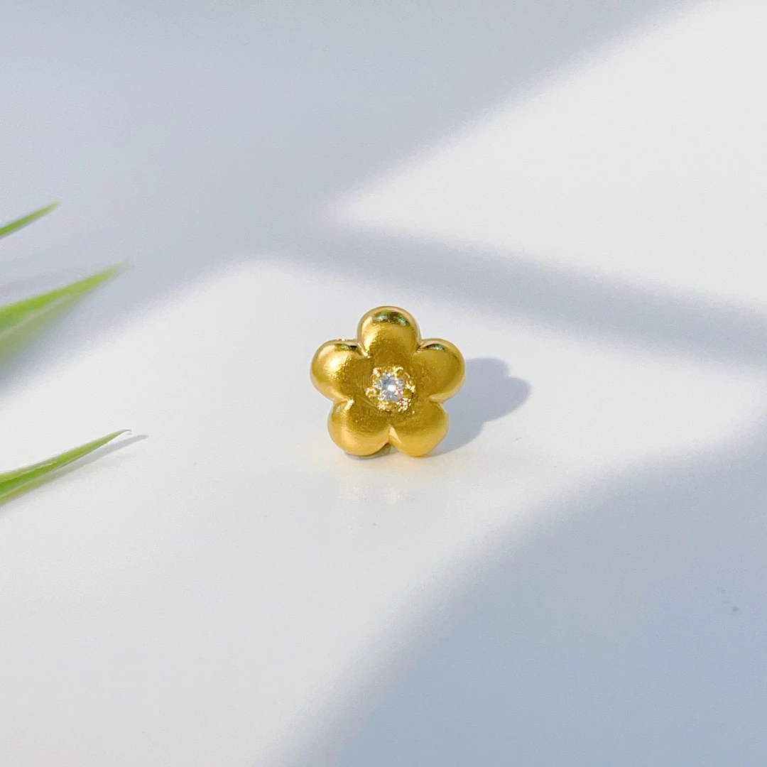 黄金点钻莫桑花朵小金花小吊坠时尚足金小配饰七夕送女友送爱人