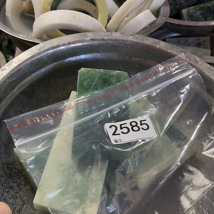程***房未镶嵌蛇纹石玉手镯