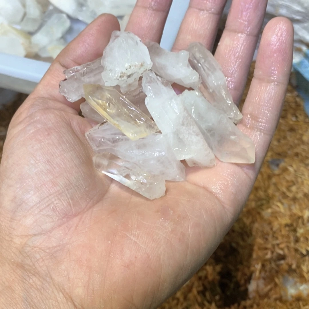 水晶原石摆件未镶嵌水晶?****姐