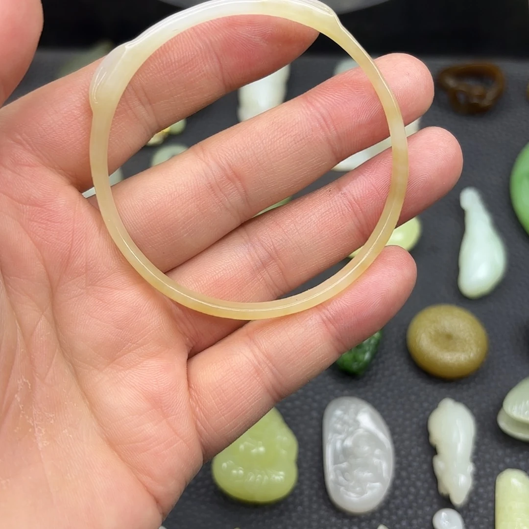 小***雅和田玉未镶嵌颈饰