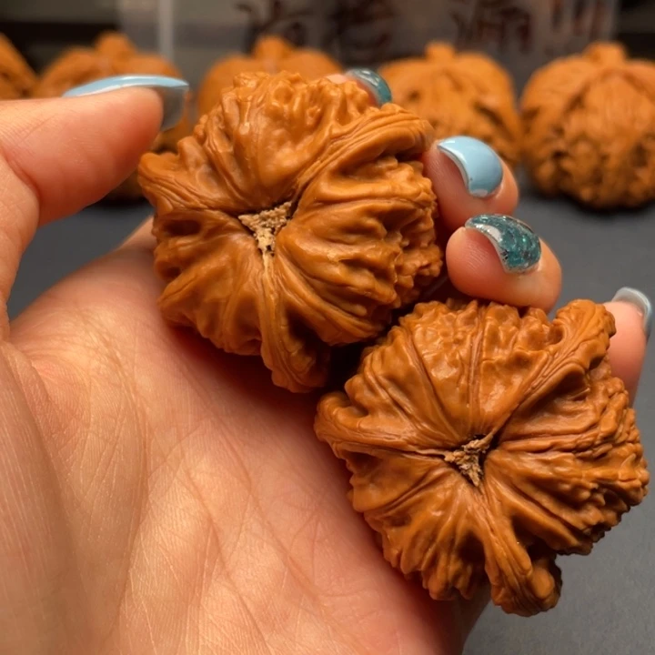 大***圆文玩核桃吊坠白狮子