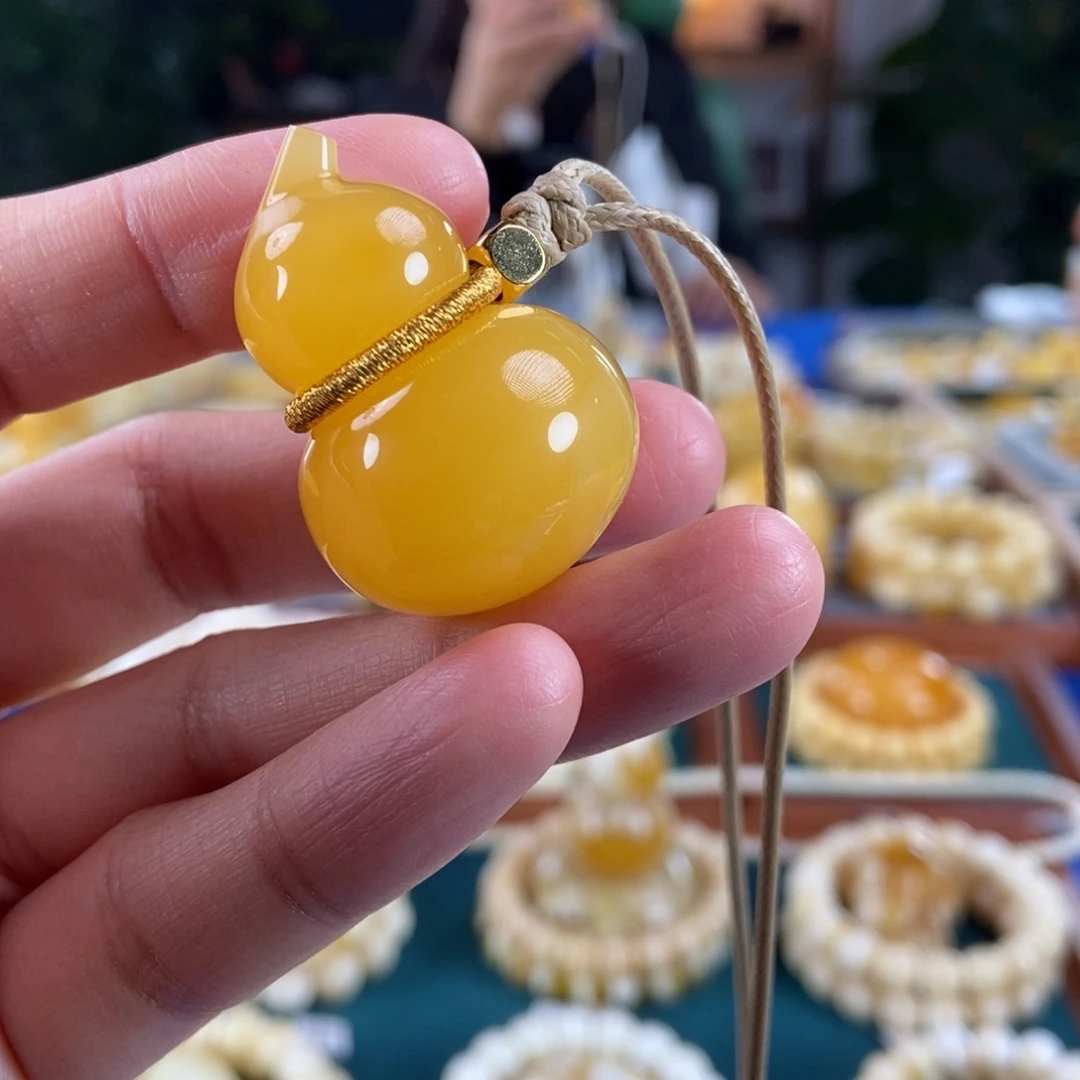 小***乐琥珀未镶嵌珠宝奇石10.45鸡油红葫芦吊坠